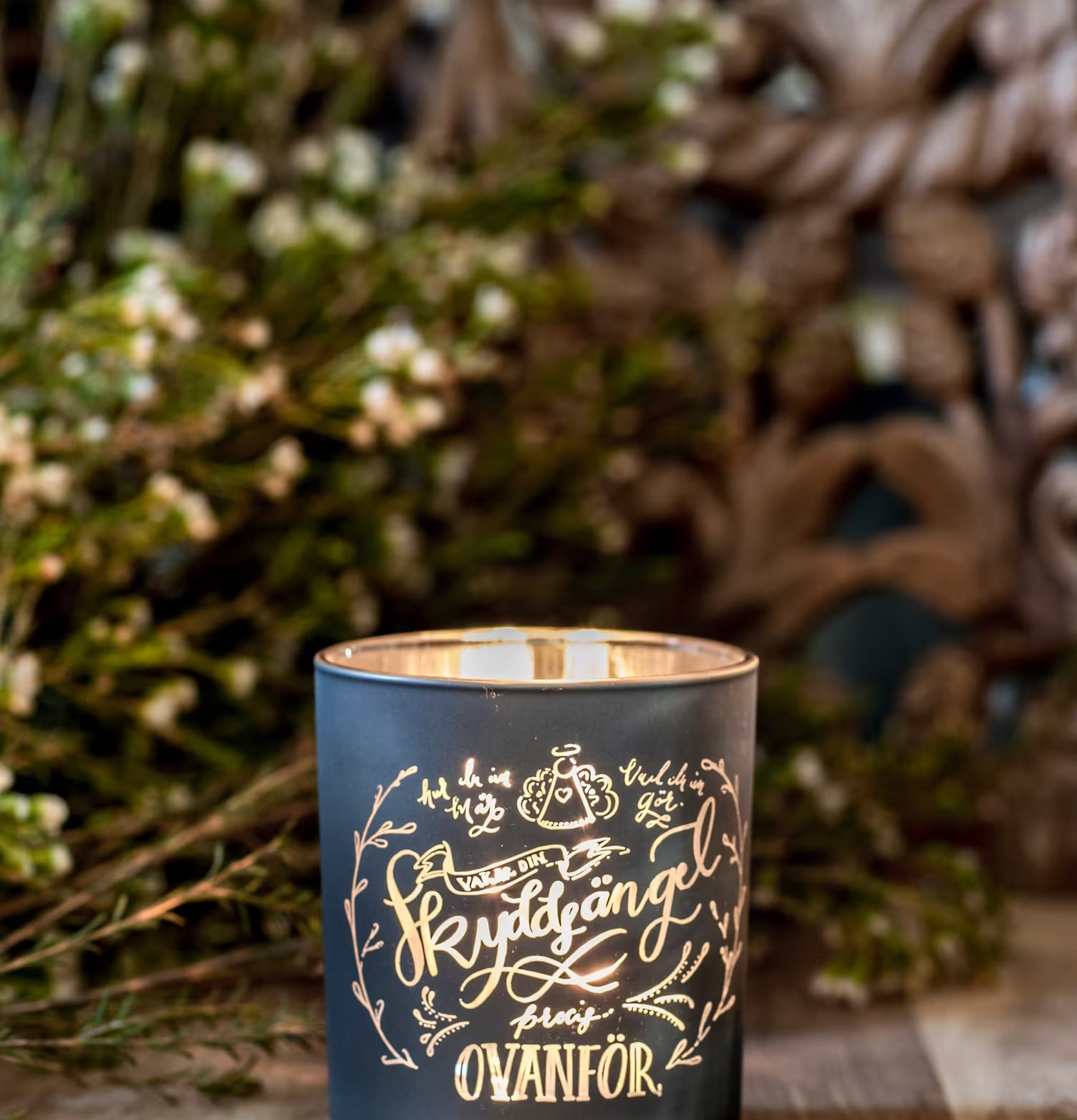 Bild av ljuslykta med sofistikerad design och värme