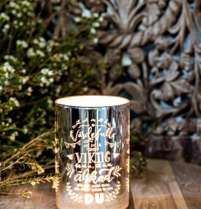 Foto av elegant ljuslykta med silvrig finish och text