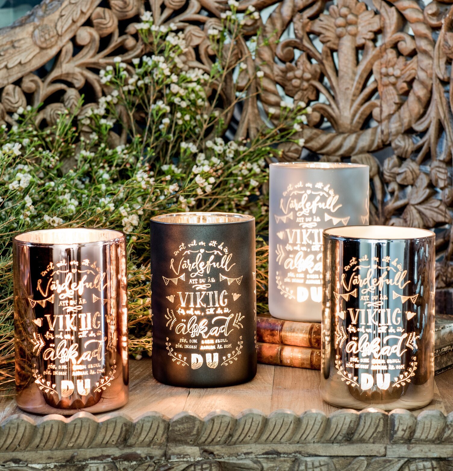 Bild av eleganta ljuslyktor i harmonisk komposition