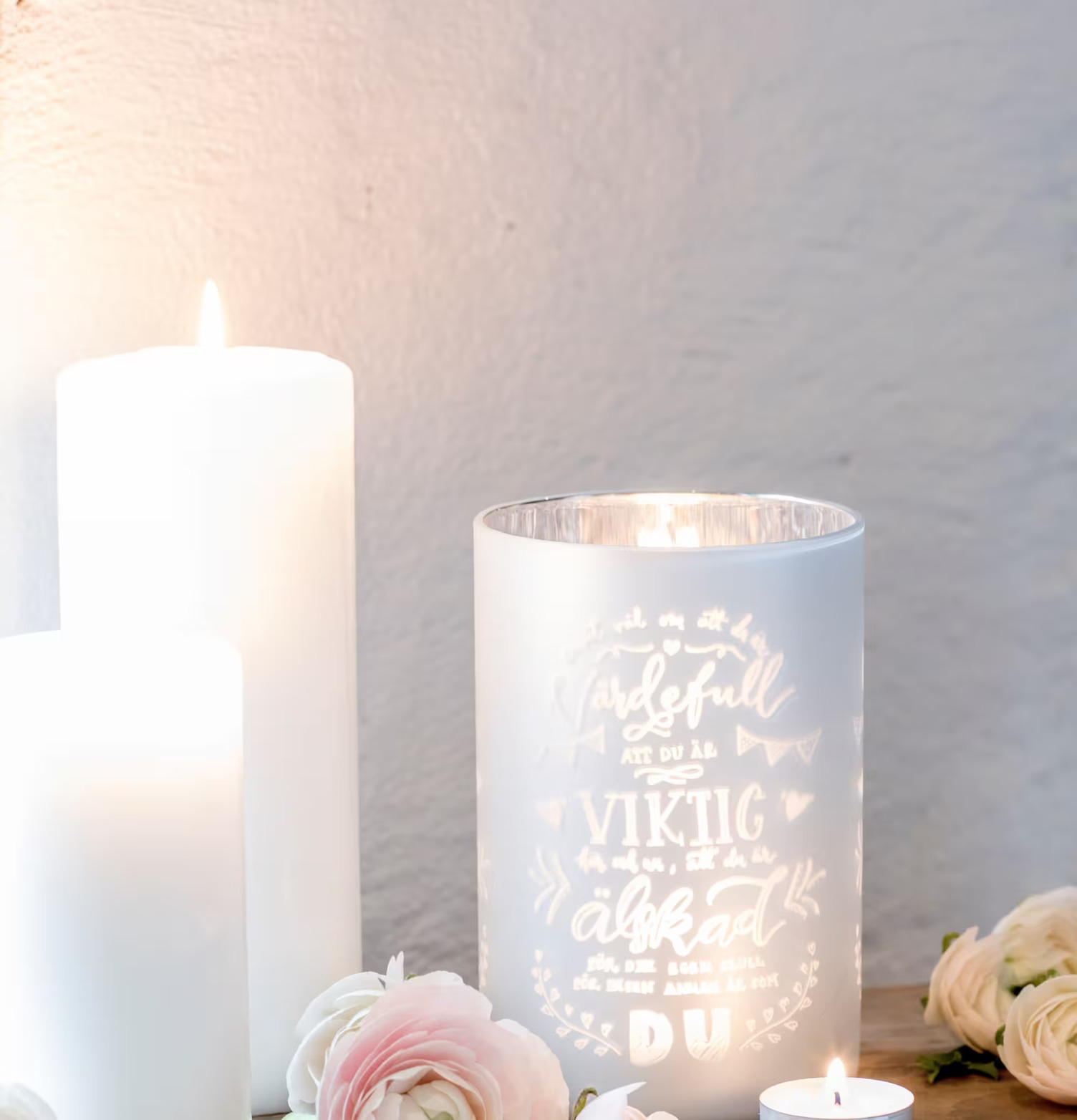 Bild av stämningsfull ljuslykta och blomsterarrangemang