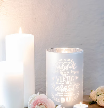 Bild av stämningsfull ljuslykta och blomsterarrangemang