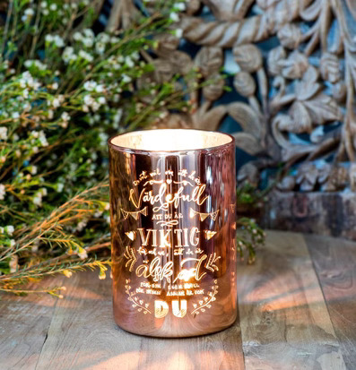 Bild av ljuslykta i harmonisk och hemtrevlig miljö