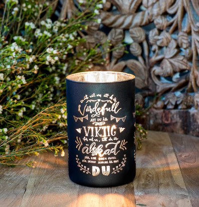 Foto av elegant ljuslykta med varm och inbjudande glöd