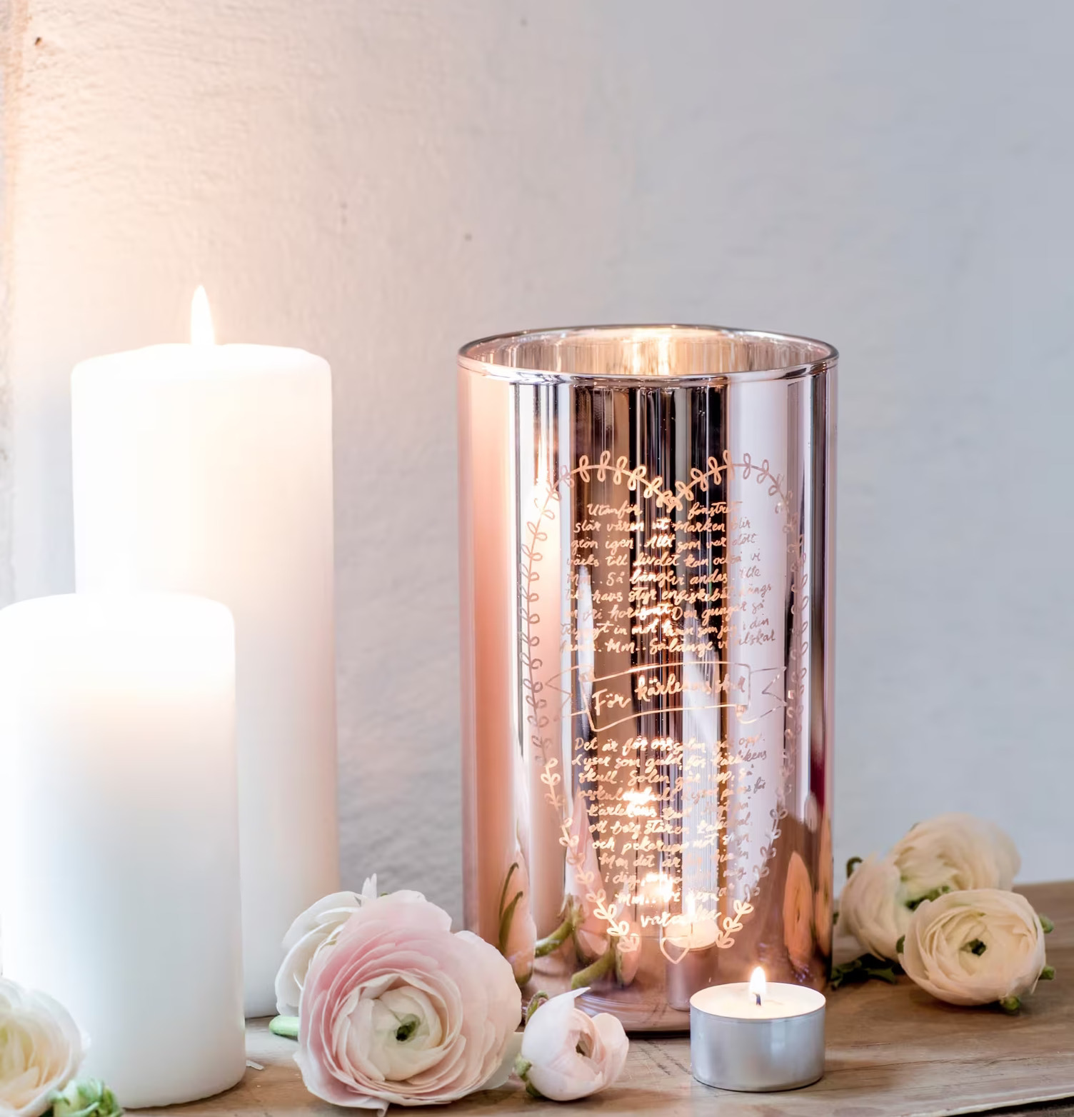 Bild av stilfulla ljuslyktor och värmande atmosfär