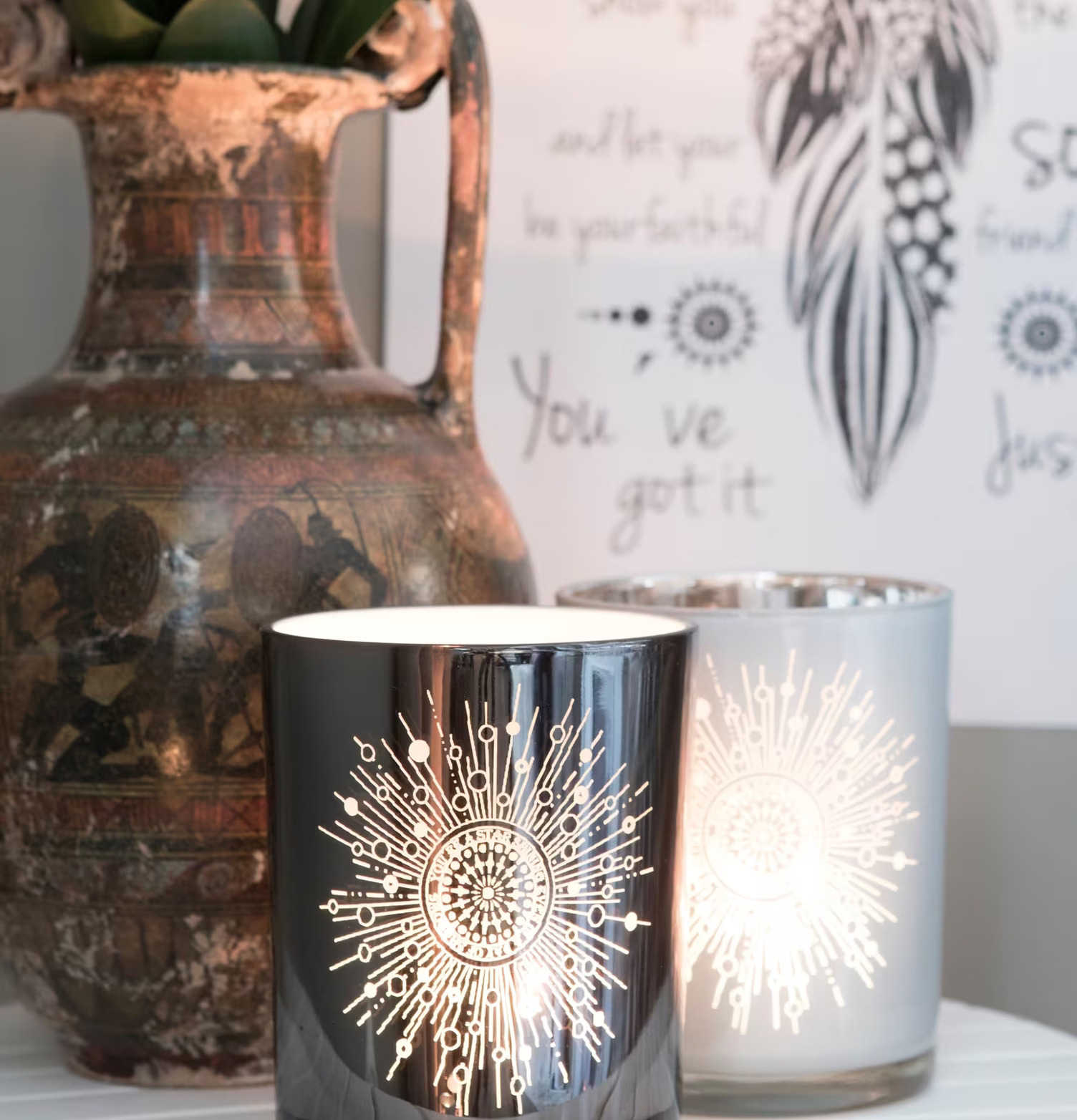 Bild av stilfull inredning med ljuslyktor och vas