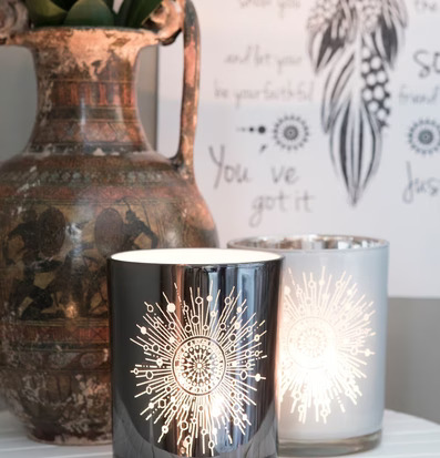 Bild av stilfull inredning med ljuslyktor och vas