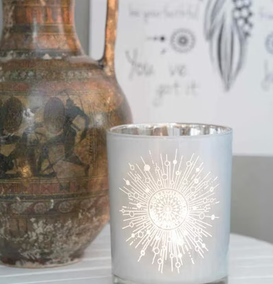 Foto av ljuslykta med antik vas och väggdekoration