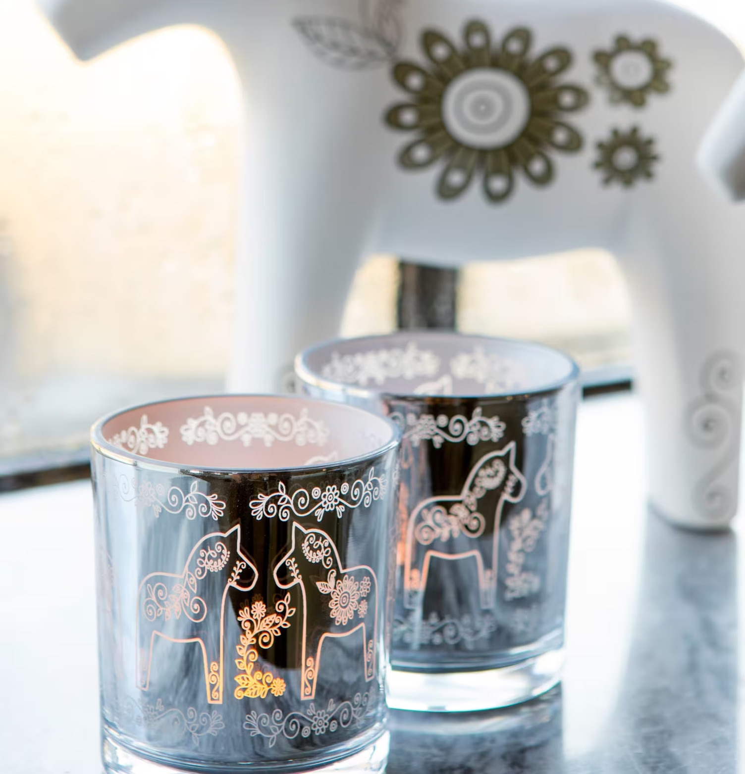 Bild av stämningsfulla ljuslyktor med Dalahästmönster