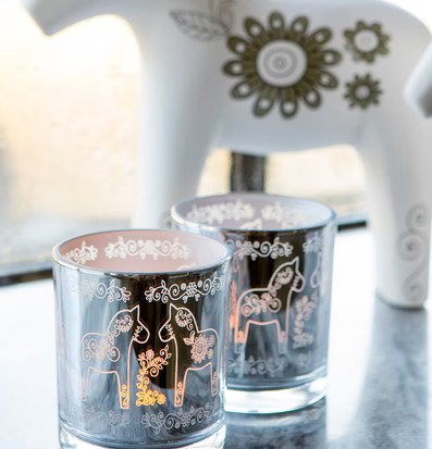 Bild av stämningsfulla ljuslyktor med Dalahästmönster