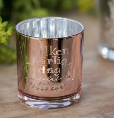 Bild av elegant ljuslykta i roséton med naturmotiv
