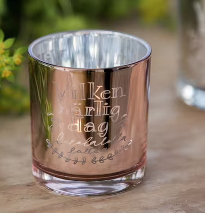 Bild av elegant ljuslykta i roséton med naturmotiv