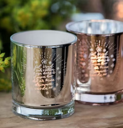 Bild av ljuslyktor med speglande finish och mönster