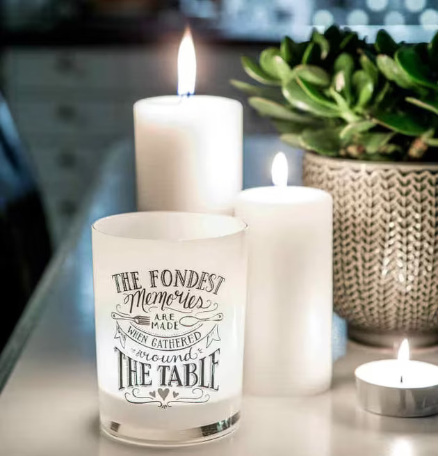 Bild av stämningsfull inredning med ljus och växt