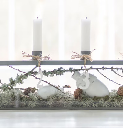 Bild av stilren adventsljusstake med naturlig dekoration