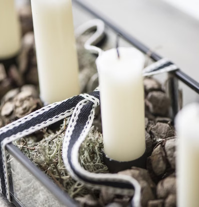 Foto av stilfull inredning med ljusstake och dekorationer