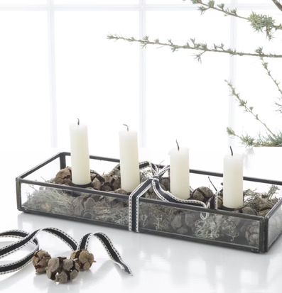 Bild av stilren ljusstake med naturliga dekorationer