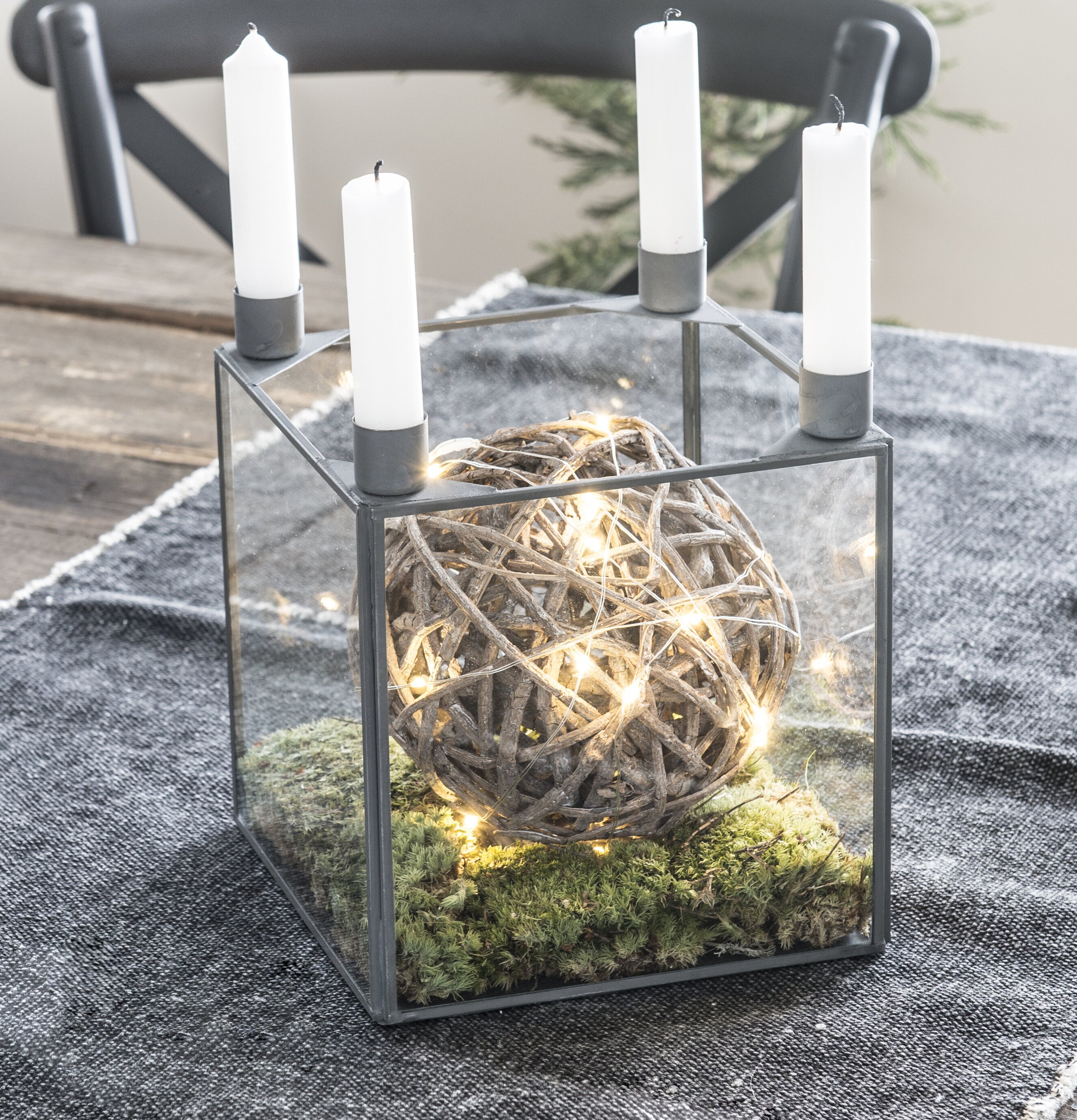 Bild av elegant ljuslykta med naturlig dekoration