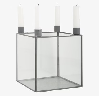 Bild av stor kvadratisk ljuslykta med glas och metall