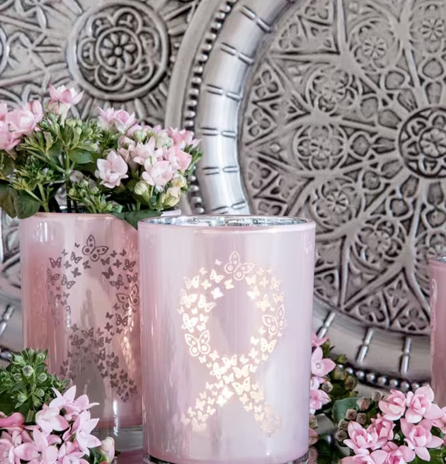 Bild av eleganta ljuslyktor med romantisk atmosfär