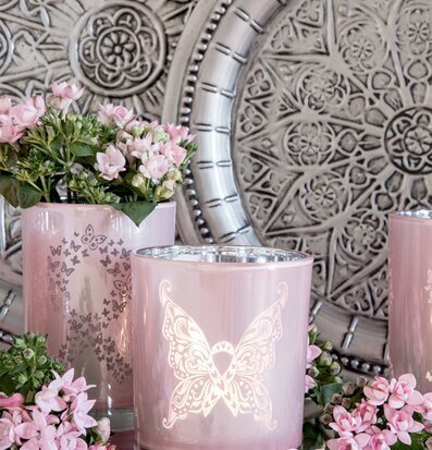 Bild av harmonisk scen med ljuslyktor och blommor