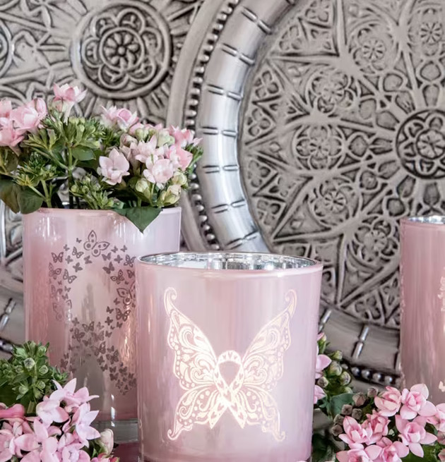 Bild av harmonisk scen med ljuslyktor och blommor