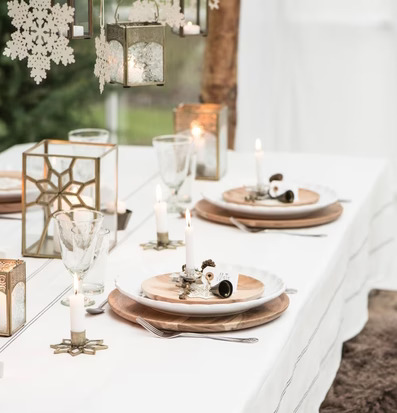 Bild av smakfullt dekorerad bordsmiljö med ljuslyktor