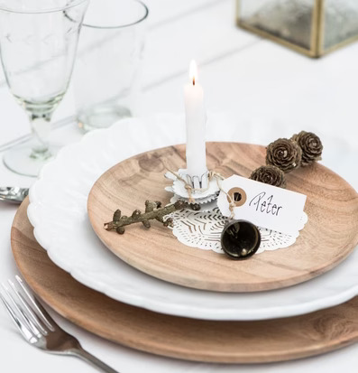 Bild av elegant bordsdukning med ljus och dekorationer