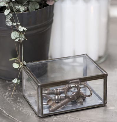 Bild av detaljrik scen med ljusstake och växtarrangemang