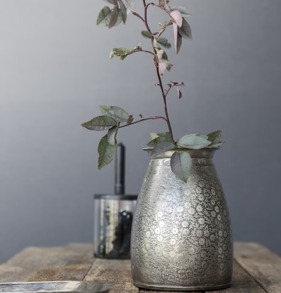 Bild av elegant ljusstake i rustik och detaljrik miljö