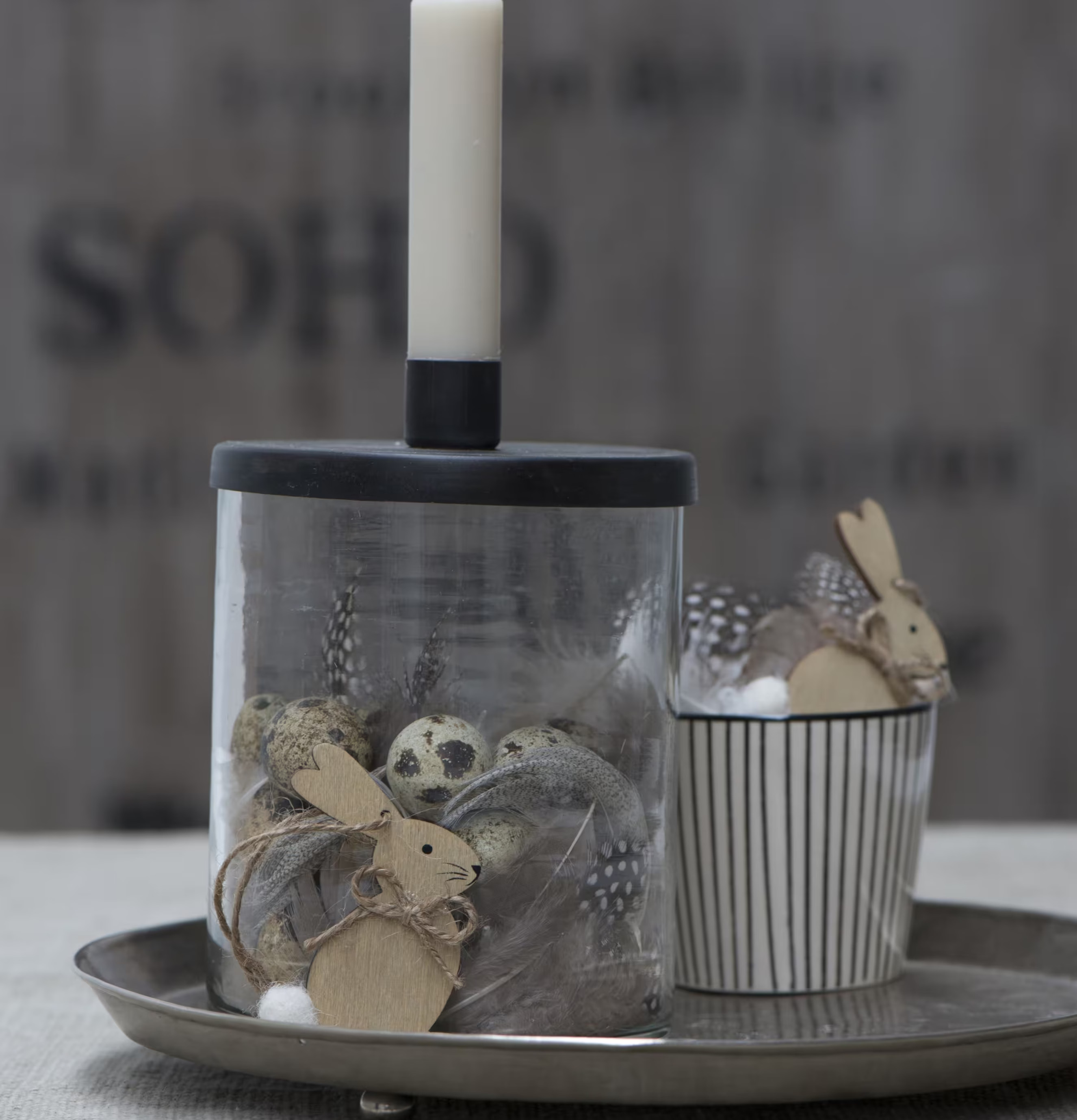 Foto av stilfull vårdekoration med glasljusstake