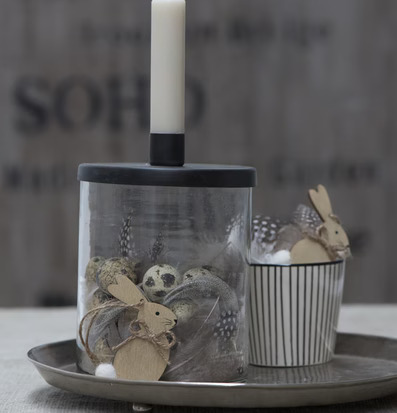 Foto av stilfull vårdekoration med glasljusstake