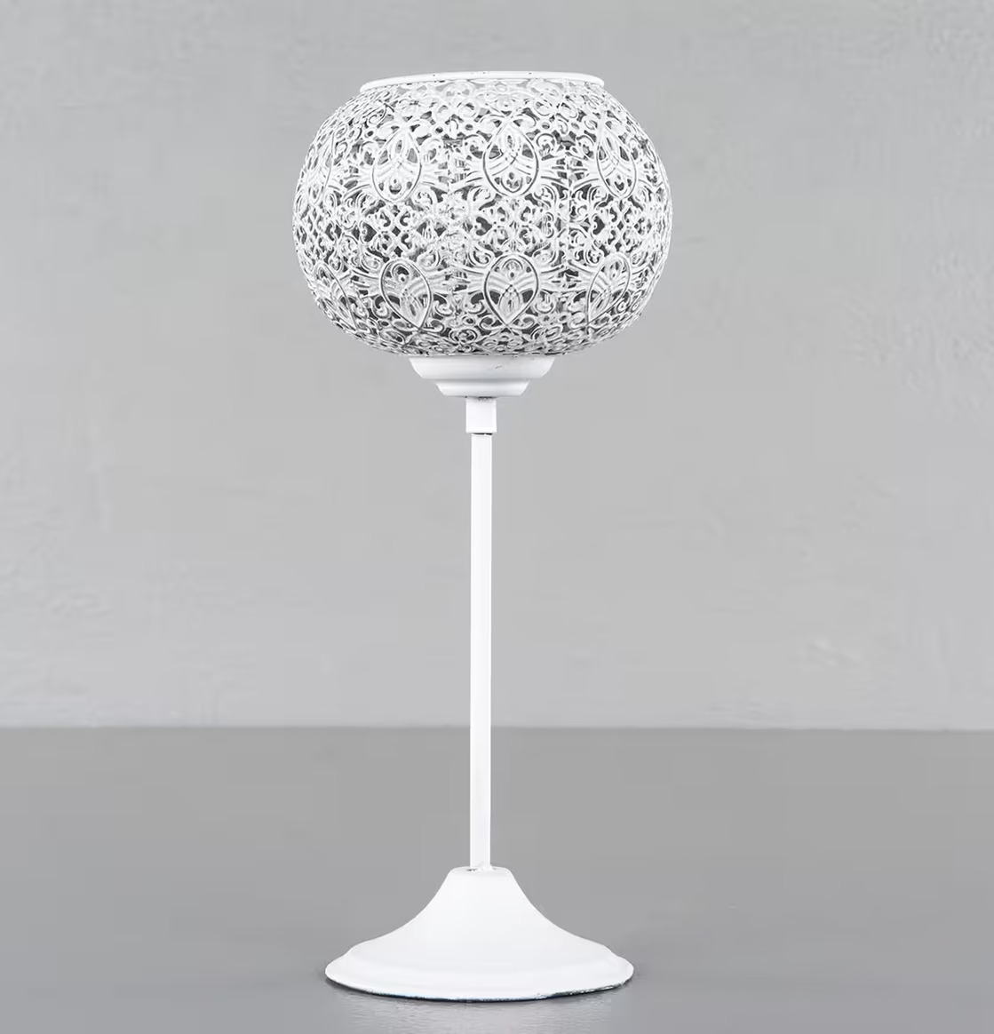 Bild av elegant vit ljuslykta med intrikat mönster