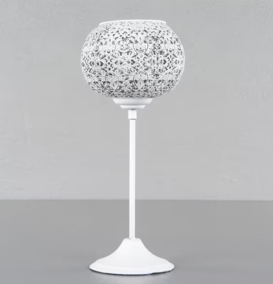 Bild av elegant vit ljuslykta med intrikat mönster