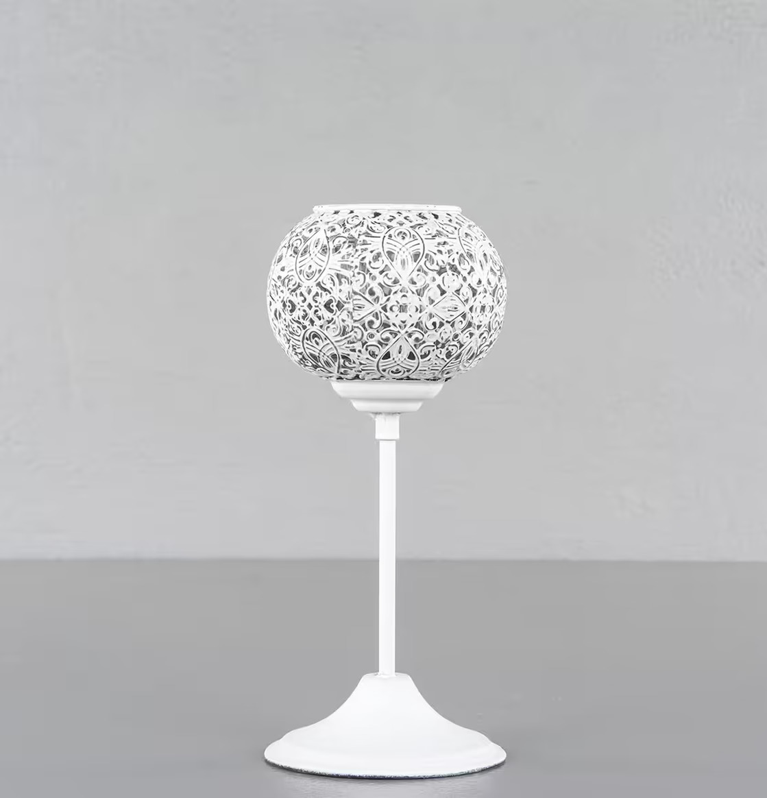 Ljuslykta Liten Vit från A Lot Decoration på grå yta