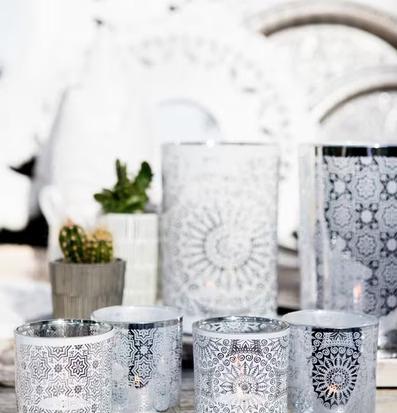 Bild av smakfullt arrangerade ljuslyktor med mönster