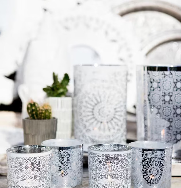 Maroccan - Majas Cottage ljusstakar på träyta med grönska