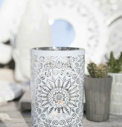 Bild av stilfull ljuslykta med intrikata mönster