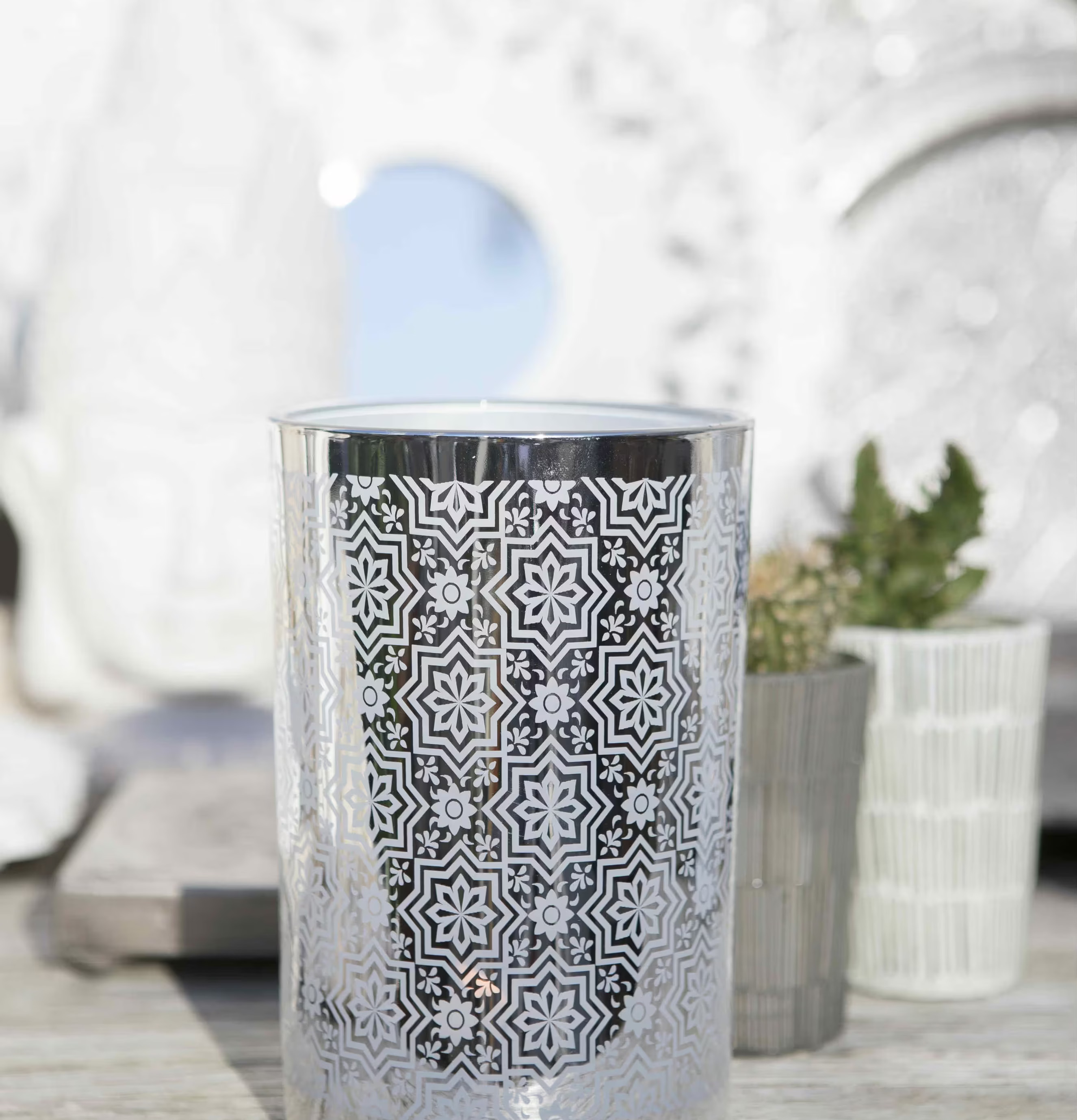 Bild av intrikat mönstrad ljuslykta i silverfärg