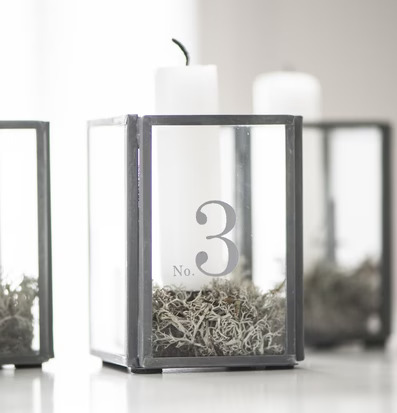 Bild av stilren adventsljusstake i zink och glas