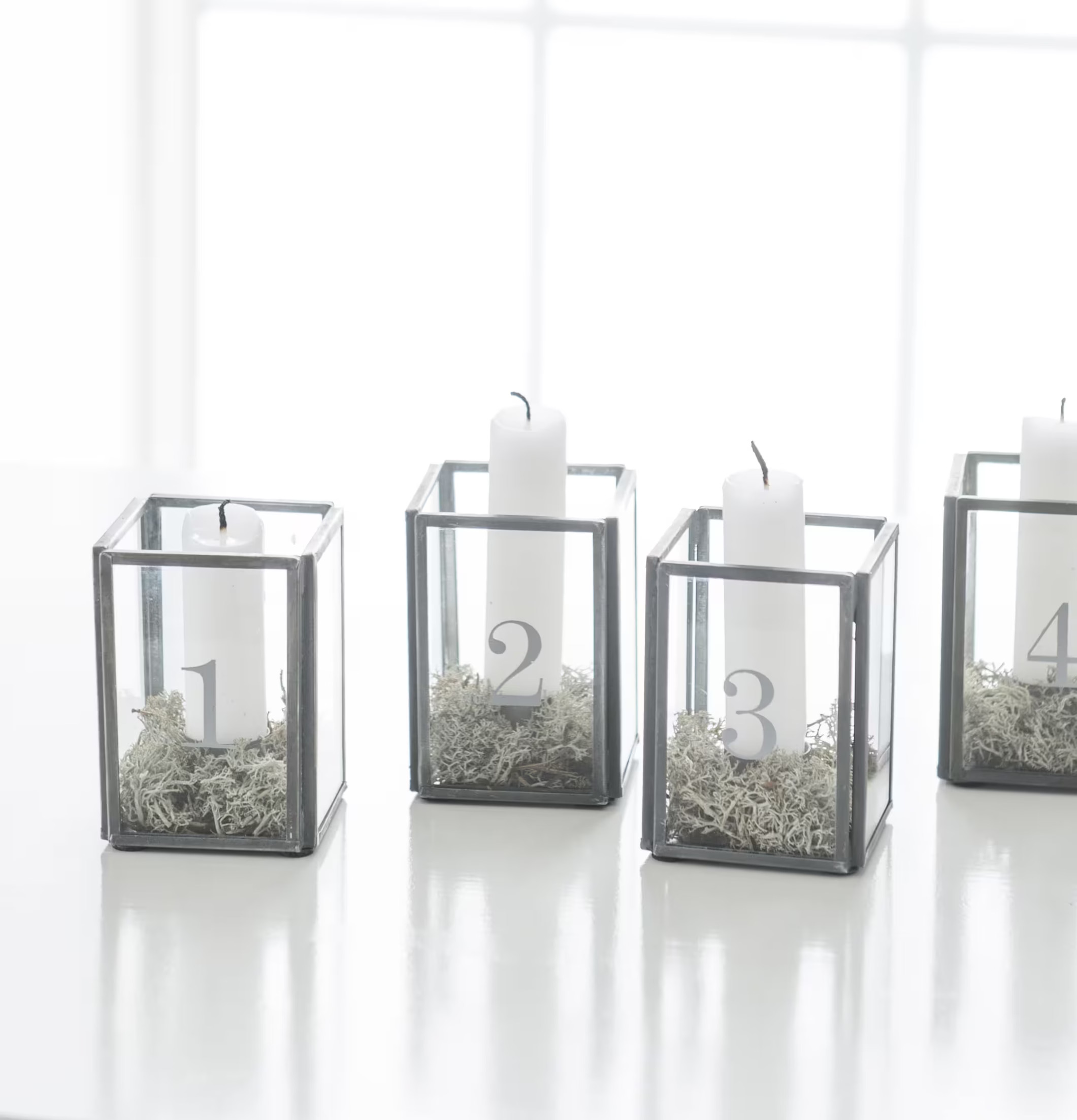 Bild av eleganta adventsljusstakar i zink och glas