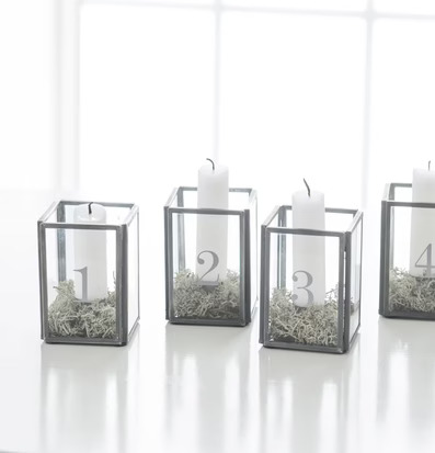 Bild av eleganta adventsljusstakar i zink och glas