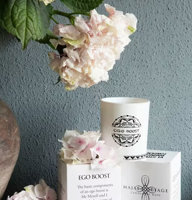 Bild av stilrent doftljus med harmonisk blomsterdekor