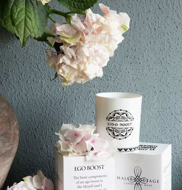 Doftljus Ego Boost från Majas Cottage med blommor och vas