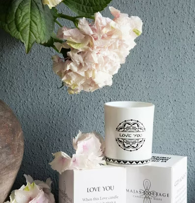 Bild av doftljus och hortensia i harmonisk miljö