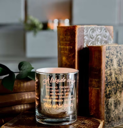 Bild av ljuslykta med tidlös och hemtrevlig känsla