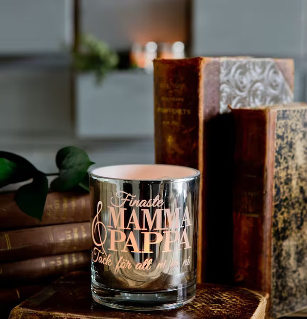 Ljuslykta Finaste Mamma & Pappa från Majas Cottage på böcker