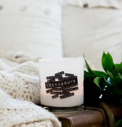 Foto av hemtrevlig scen med ljuslykta och textilier