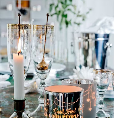 Bild av stämningsfull bordsuppsättning med ljuslyktor