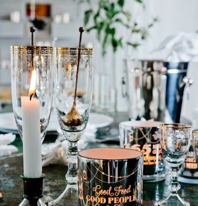 Bild av elegant dukat bord med ljuslyktor och glas