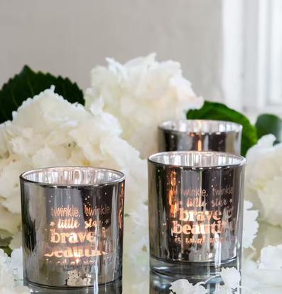 Bild av vackert arrangerat stilleben med ljuslyktor